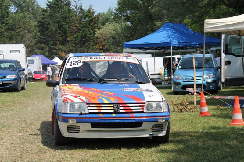 Avant le départ de l'ES4, au parc d'assistance